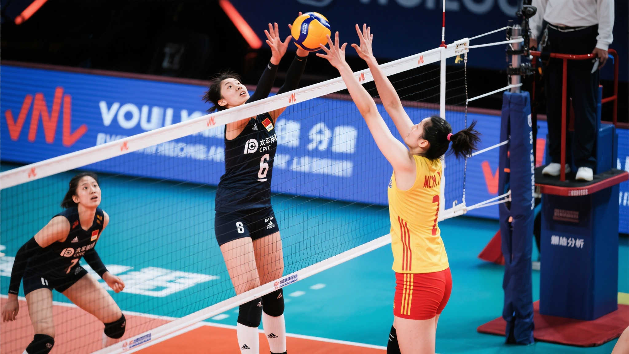 中国女排香港站不敌意大利,董禹含崭露头角展现巨大潜力 中国女排香港站不敌意大利,董禹含崭露头角展现巨大潜力